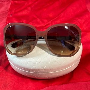 Authentic coach sunglasses very cute with the coach logo on the side!
